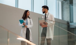 España paga el MIR y Europa los recluta: el éxodo médico crece un 11,6%