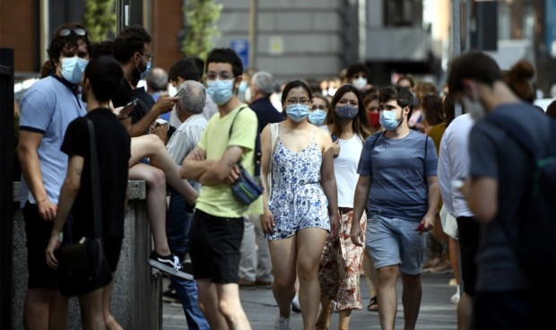 España encara el fin del uso de la mascarilla en los centros sanitarios, después de más de tres años de diferentes fases del uso de esta.