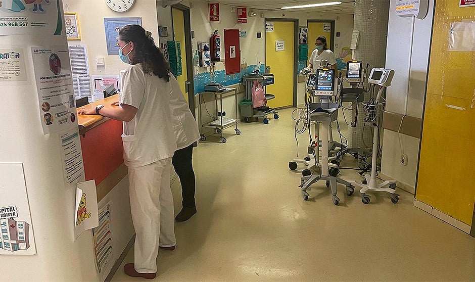 Una pareja de sanitarios, en los pasillos de un hospital. 
