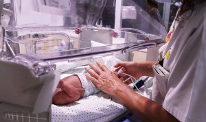España tensa la viabilidad de su sanidad con una natalidad colista en la UE