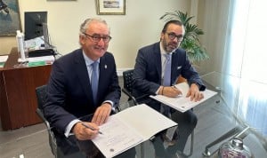 Tomás Cobo y Carlos Cortés firman un acuerdo de colaboración entre los colegios de medicina de ambos países.