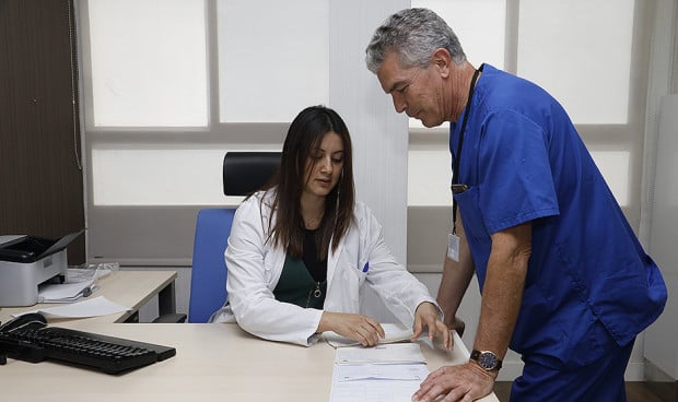 Redacción Médica compara el sueldo que perciben los facultativos de cinco ámbitos en nuestro país respecto a los profesionales británicos