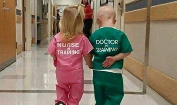 frecuentemente ancla Cabina Una foto de niña enfermera y niño médico enciende Twitter