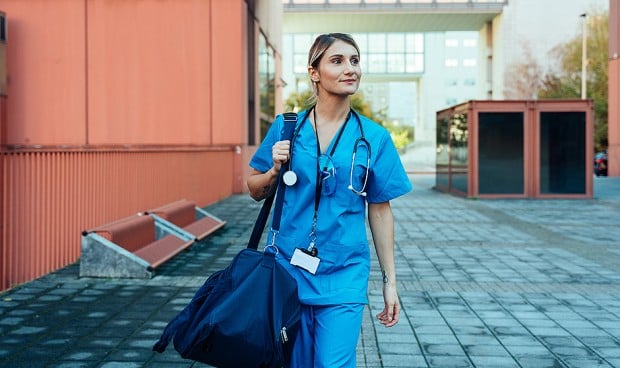 El empleo de técnico auxiliar de Enfermería en Estados Unidos está mejor remunerado que el del médico en España