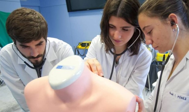 Estudiantes de Medicina, ante la sexta ola: "Si es necesario, aquí estamos"