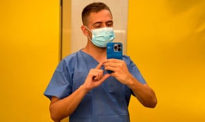 Javier Huertas se dedicó durante años al mundo del cine y a los 30 decidió estudiar Medicina. Su historia al detalle en Redacción Médica