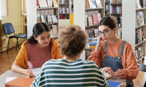 Estudiantes se reúnen para repasar conceptos.