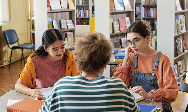 Estudiantes se reúnen para repasar conceptos.
