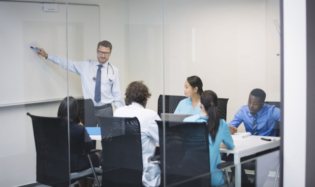 Estudio científico sobre vías alternativas a la profesión médica