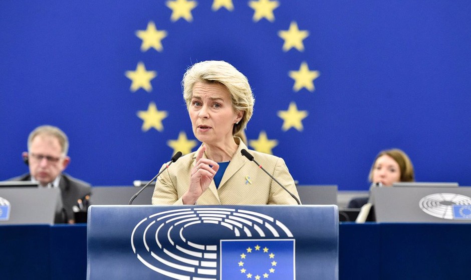 La presidenta de la Comisión Europea, Ursula Von der Leyen, evalúa los sistemas de emergencias. 