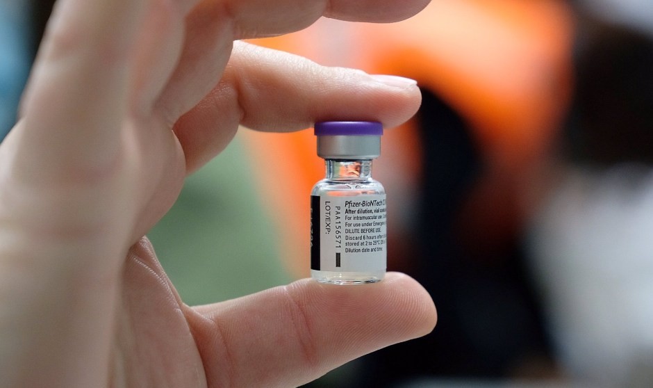 Europa descarta "por el momento" una tercera dosis de la vacuna Covid