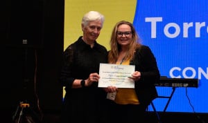 Entrega del galardón a María Torres Lacomba, presidenta de la Asociación Española de Fisioterapeutas en Salud de la Mujer y Salud Pélvica