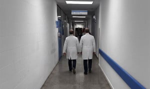 Imagen de dos médicos en un pasillo de hospital.
