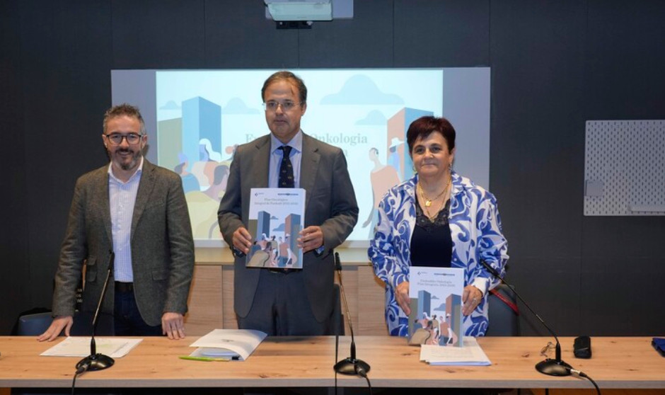 Alberto Martínez, consejero de Salud de Euskadi, acompañado de Gontzal Tamayo, viceconsejero de Salud y Transformación Digital, y Lore Bilbao, directora general de Osakidetza.