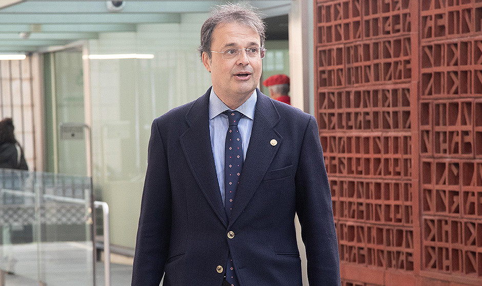  El consejero de Salud de Euskadi, Alberto Martínez, a su entrada al Parlamento Vasco.