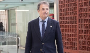  El consejero de Salud de Euskadi, Alberto Martínez, a su entrada al Parlamento Vasco.