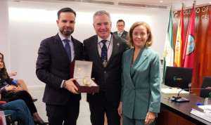Eutimio Tercero recibe la Insignia de Oro de los farmacéuticos de Córdoba