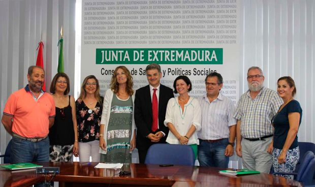 Extremadura pacta convocar oposiciones al SES cada dos años