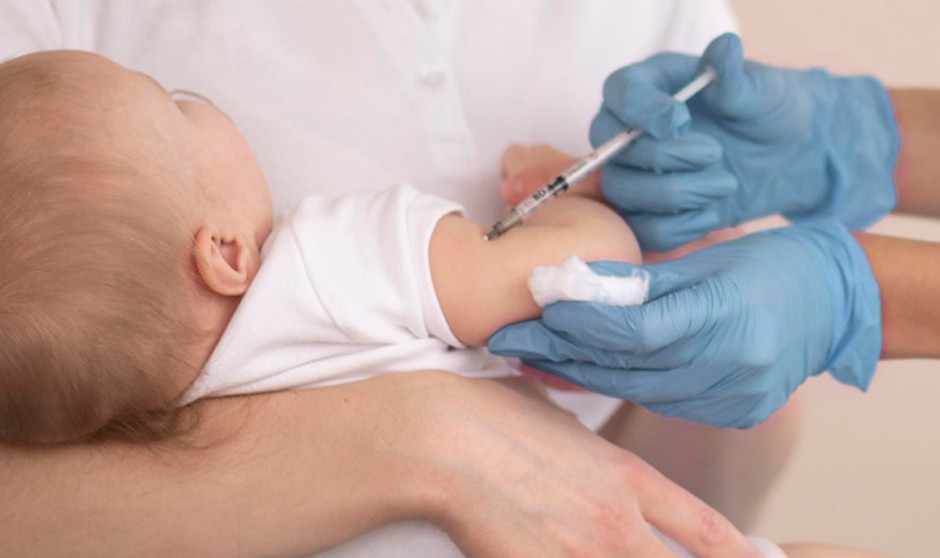 La presidenta de la Junta de Extremadura, María Guardiola, ha dado a conocer que la región vacunará en otoño a los bebés contra el VRS