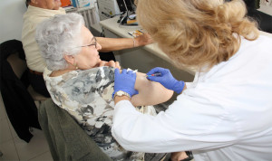 Familia exige un calendario de vacunaciones para adultos igualitario