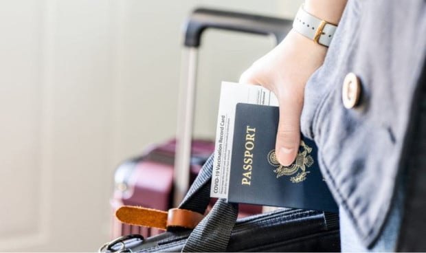 Farmacéuticos aconsejan vigilar síntomas al volver de vacaciones lejanas
