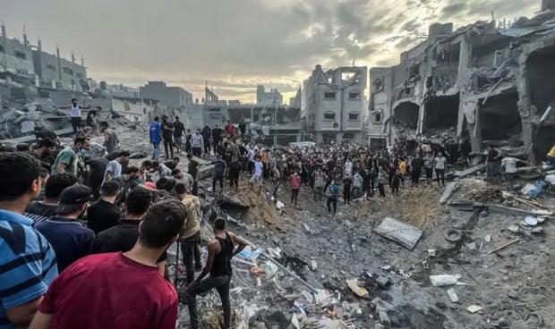 Un grupo de palestinos busca supervivientes tras el bombardeo de Israel contra el campamento de refugiados de Yabalia, el más grande de la Franja de Gaza