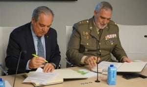 Jesús Aguilar, presidente del Consejo General de Farmacéuticos y José Javier Rodrigo de Azpiazu, secretario general de Isfas. 