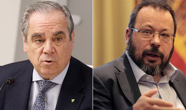 Jesús Aguilar, presidente del Consejo General de Colegios Farmacéuticos, y César Hernández, director general de Farmacia en el Ministerio de Sanidad.