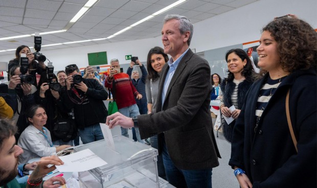 Alfonso Rueda, candidato del PP, deposita su voto en las elecciones del 18-F