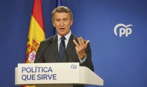 El presidente del PP, Alberto Núñez Feijóo, que se compromete a impulsar mejoras laborales para los médicos