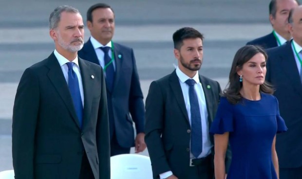 Felipe VI: "Honramos la valentía de los sanitarios que arriesgaron su vida"