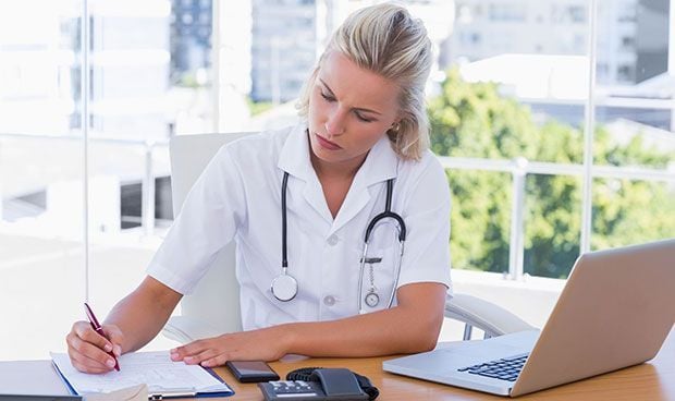 Feminización en sanidad: las mujeres ocupan 7 de cada 10 puestos, un 4% más