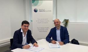  Fotografía de la firma de Basque Health Cluster y la Federación Española de Empresas de Tecnología Sanitaria (Fenin).