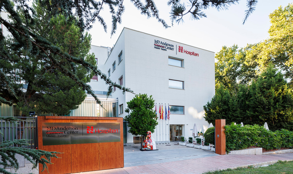 Un edificio blanco con banderas oficiales