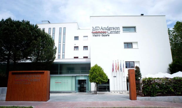 Un edificio blanco con banderas oficiales