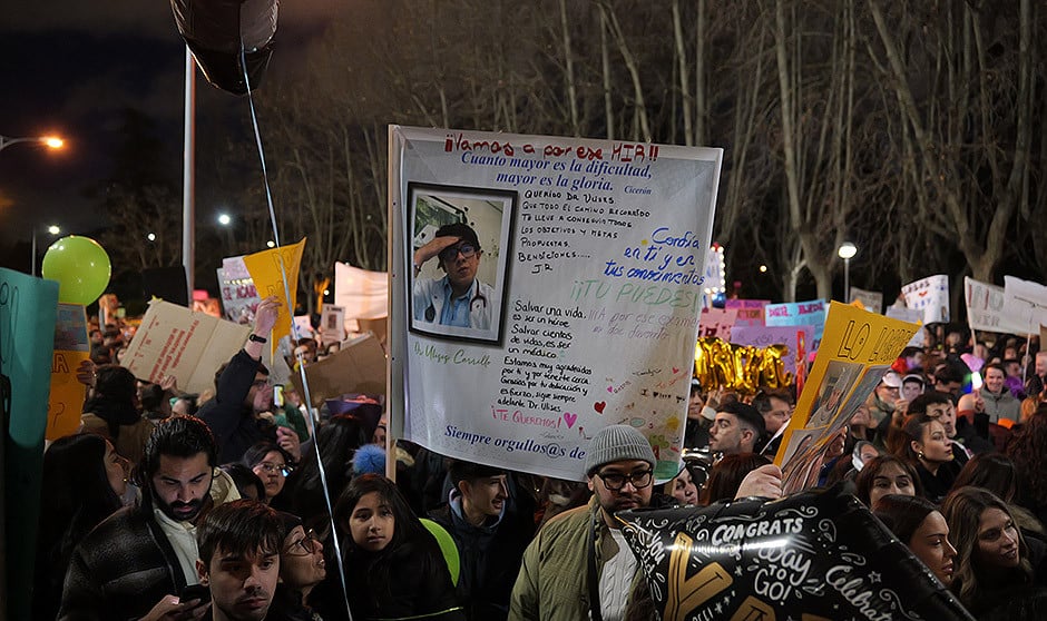 Esto es lo que piensan los lectores Premium de Redacción Médica sobre las fiestas tras el examen MIR.