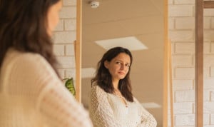 Mujer reflexionando frente al espejo