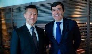 Tatsuhiko Saeki, General Manager Endoscopy Division de Fujifilm Healthcare; y Pedro Mesquita, director general de Fujifilm en España y Portugal