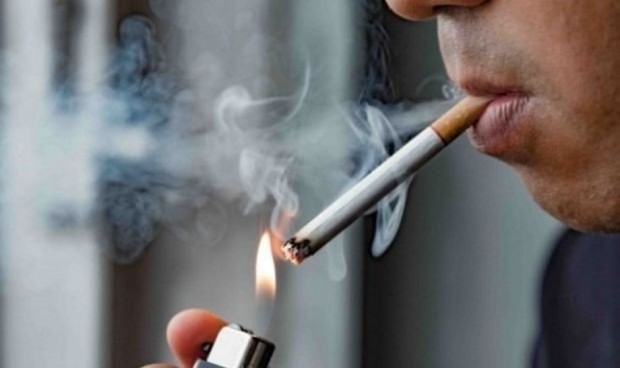 Fumar en terrazas, un acto "inseguro" que aumenta infecciones respiratorias