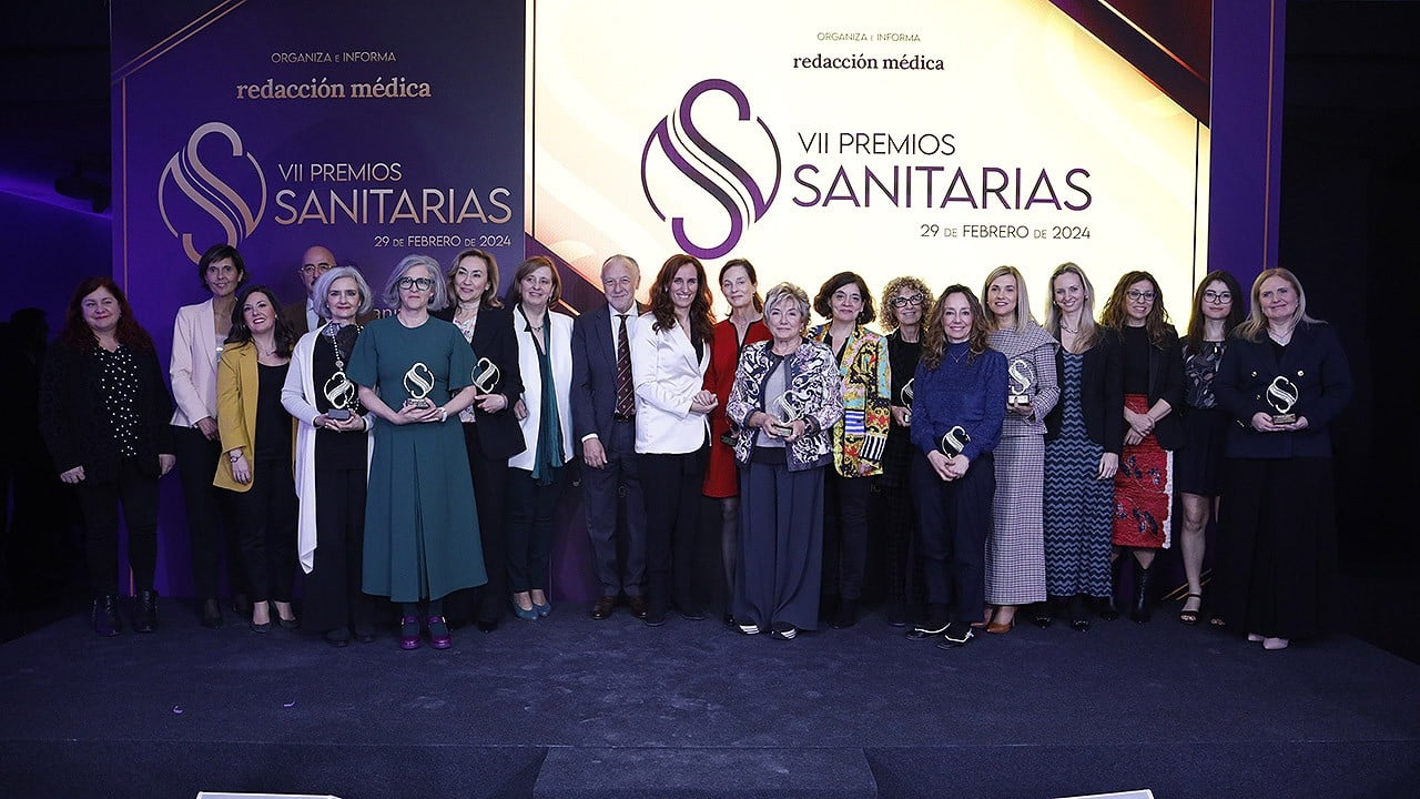  Ganadoras de los VII Premios Sanitarias junto a la Ministra de Sanidad Mónica García.