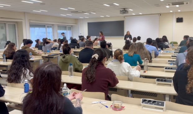 Recién graduados en Medicina realizan su examen MIR.