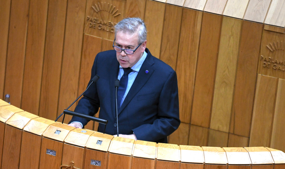 Antonio Gómez Caamaño, conselleiro de Sanidade, en el Parlamento de Galicia, anuncia ampliaciones en vacunas contra el VPH