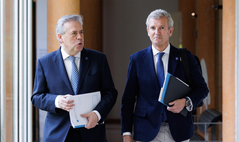 El consejero de Sanidad, Antonio Caamaño, conversa con el presidente de la Xunta, Alfonso Rueda, en la presentación de la OPE del Sergas. 