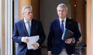 El consejero de Sanidad, Antonio Caamaño, conversa con el presidente de la Xunta, Alfonso Rueda, en la presentación de la OPE del Sergas. 