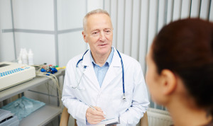  Un médico valora la baja de un paciente. 