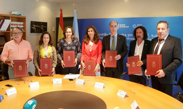 Galicia firma un acuerdo "histórico" de carrera profesional sanitaria