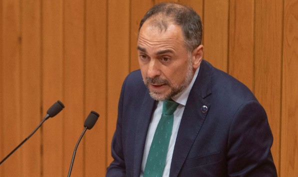 Galicia negocia pagar 10.000 euros más a los médicos que amplíen su jornada