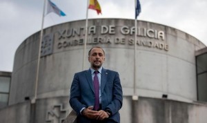 Galicia pide por carta a Mónica García medidas para la escasez de médicos