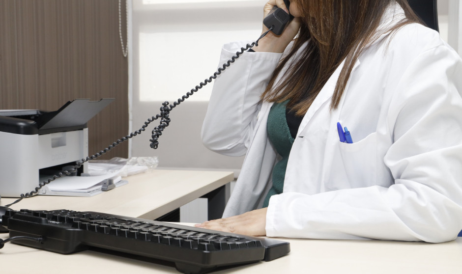 La Xunta de Galicia ha aceptado incorporar en la modificación de la Lei de Saúde el acoso digital como forma de violencia al personal sanitario