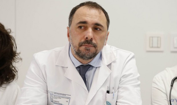 El consejero de Sanidad, Julio García Comesaña, explica que Galicia unirá los servicios de Oncología Radioterápica en una red única 